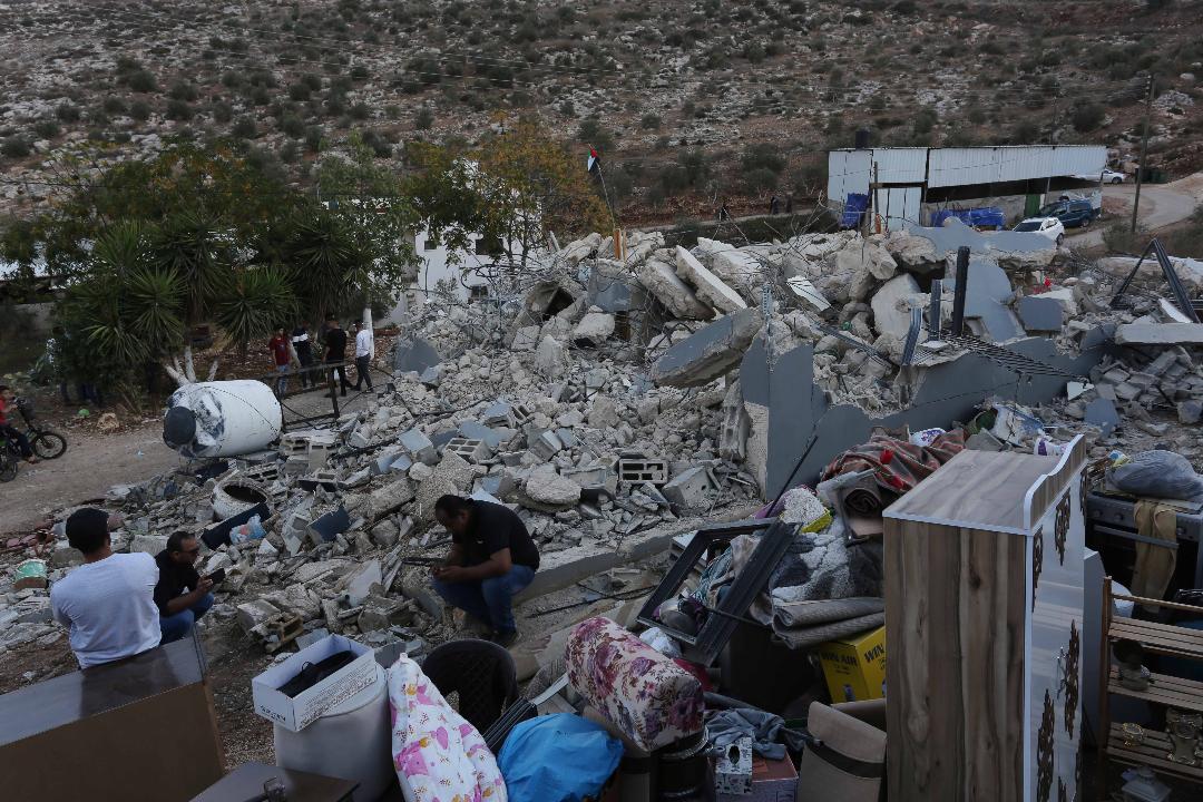 مواطنون يتفقدون الدمار الذي خلفته جرافات الاحتلال عقب هدم منزلين في بلدة جلبون شرق جنين